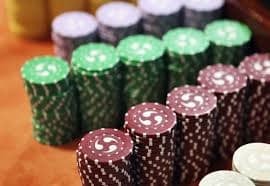 Pengguna dewasa Indonesia menikmati sesi Live Casino oltoto di ponsel
